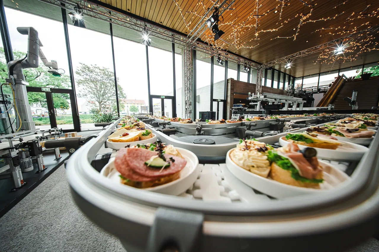 CMCO Customer Exchange & Show 2025 — Catering-Förderband mit Fingerfood-Tellern