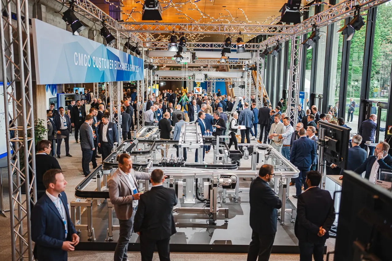 CMCO Customer Exchange & Show 2025 — Übersicht der Showfläche mit Branding-Banner