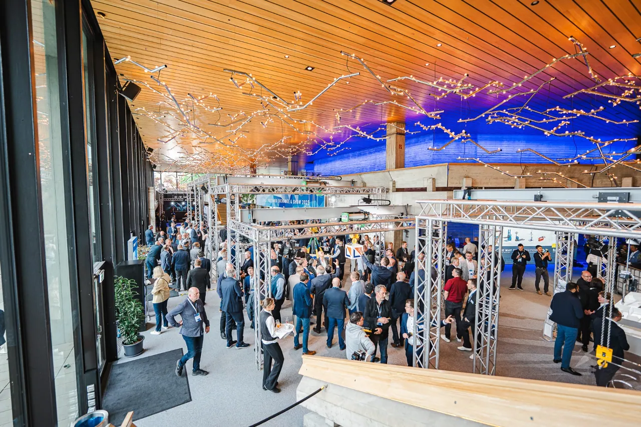 CMCO Customer Exchange & Show 2025 — Foyer mit Lichterhimmel und Networking-Gästen