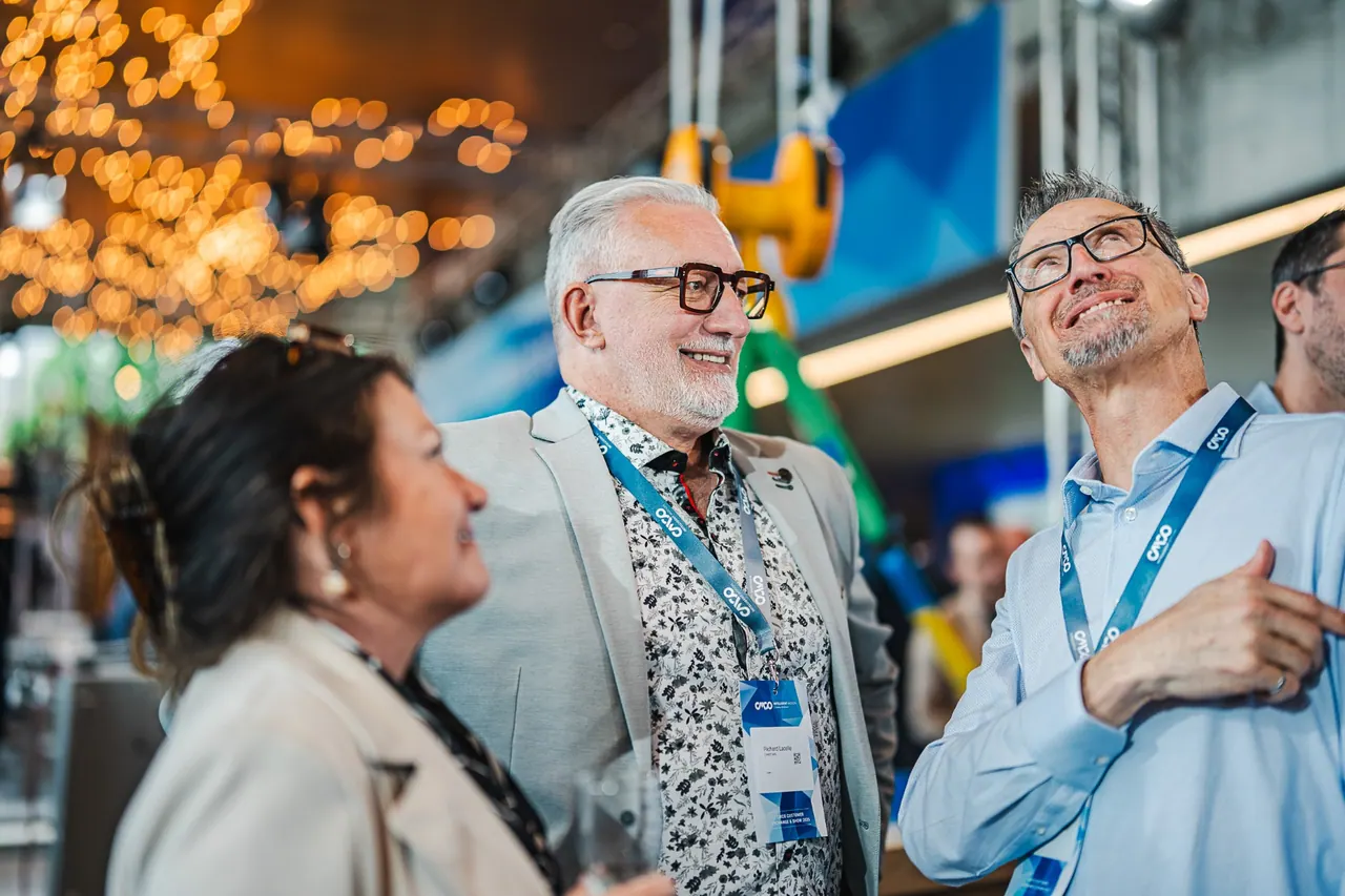 CMCO Customer Exchange & Show 2025 — Gäste in entspanntem Gespräch unter Lichterdecke
