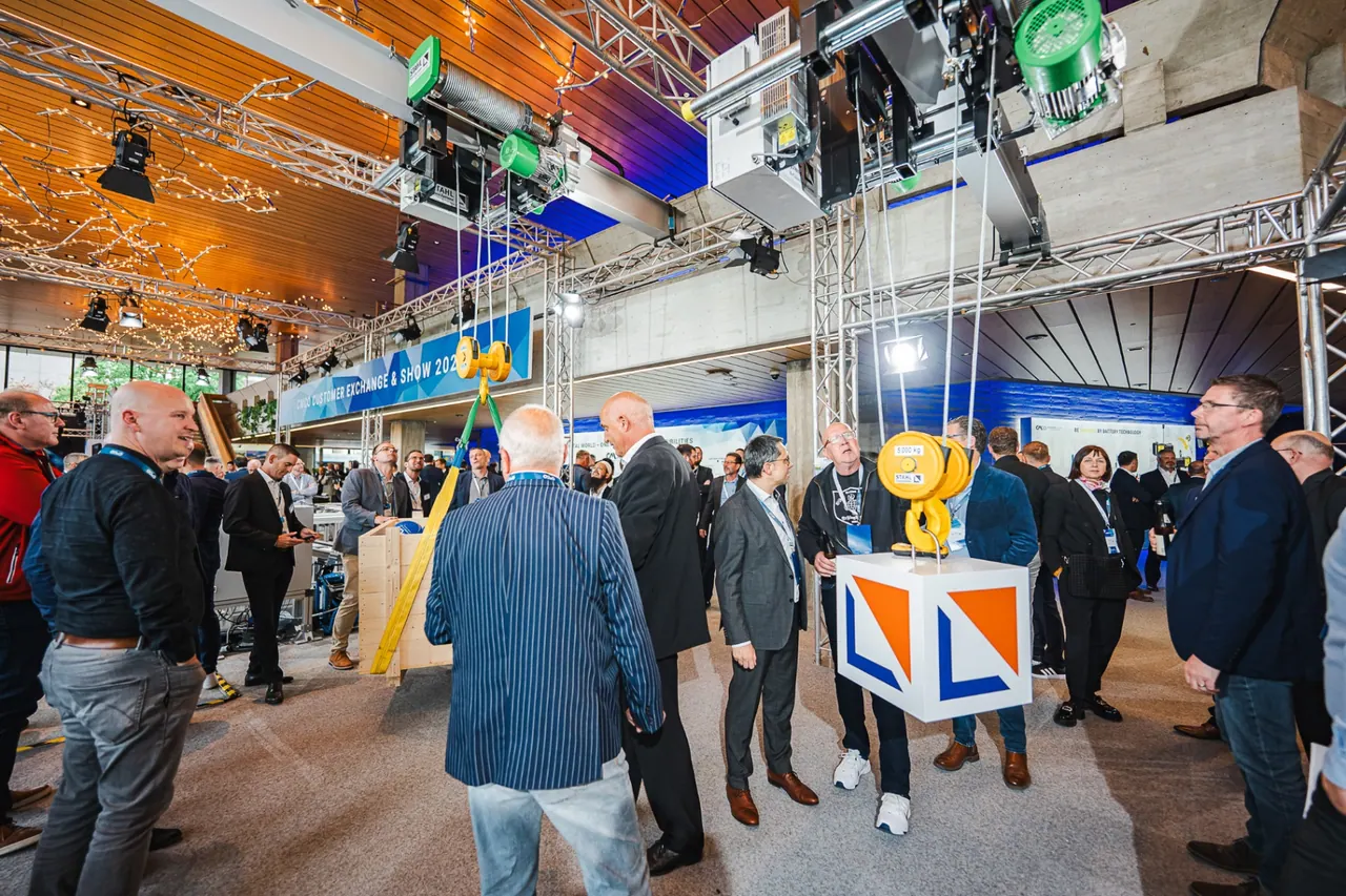 CMCO Customer Exchange & Show 2025 — Live-Kran-Demo mit CMCO-Würfel-Last