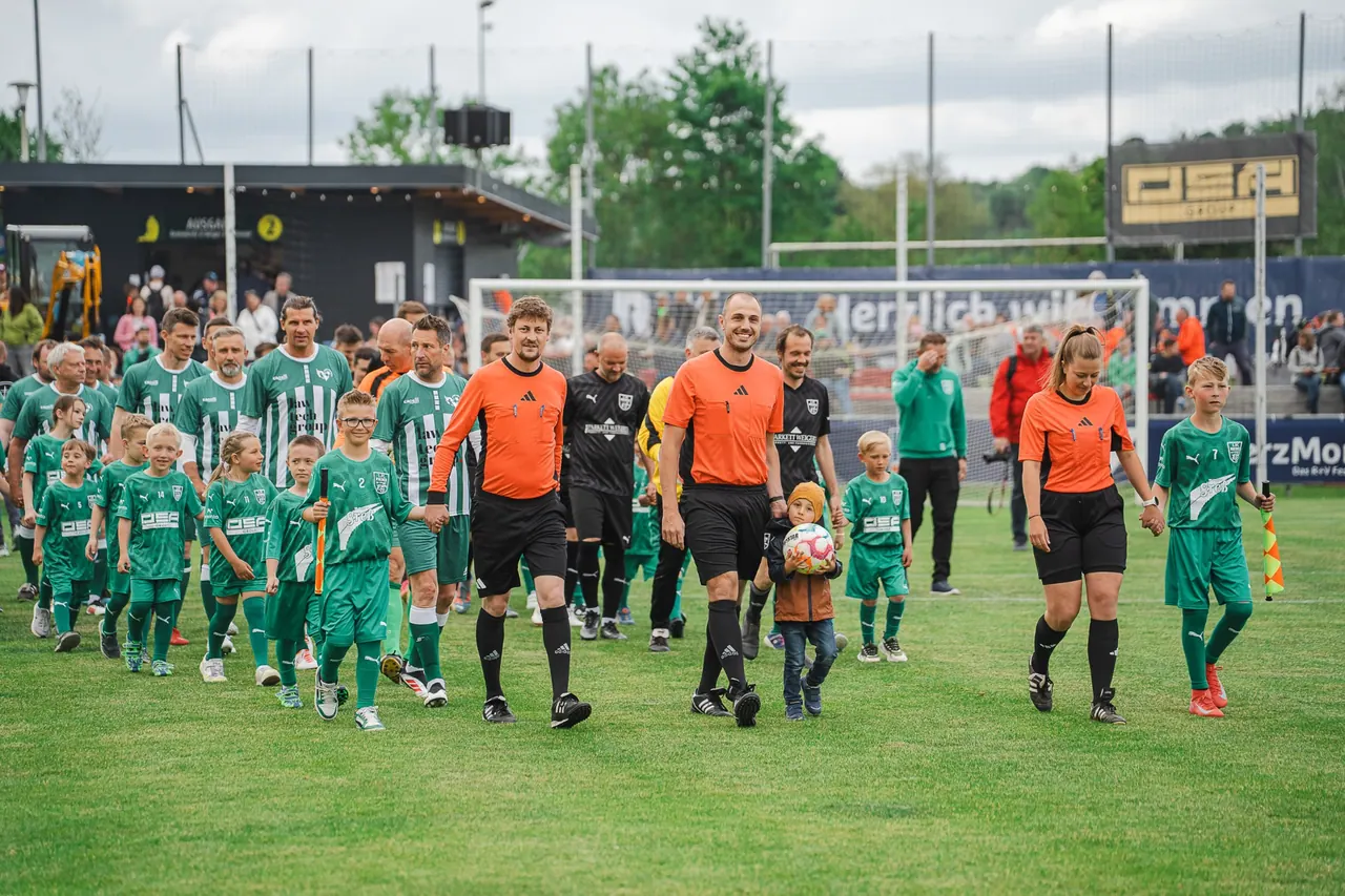 R+V Herzmomente 2025 — Einlauf der Mannschaften mit Schiedsrichtern und Kindern auf dem Spielfeld