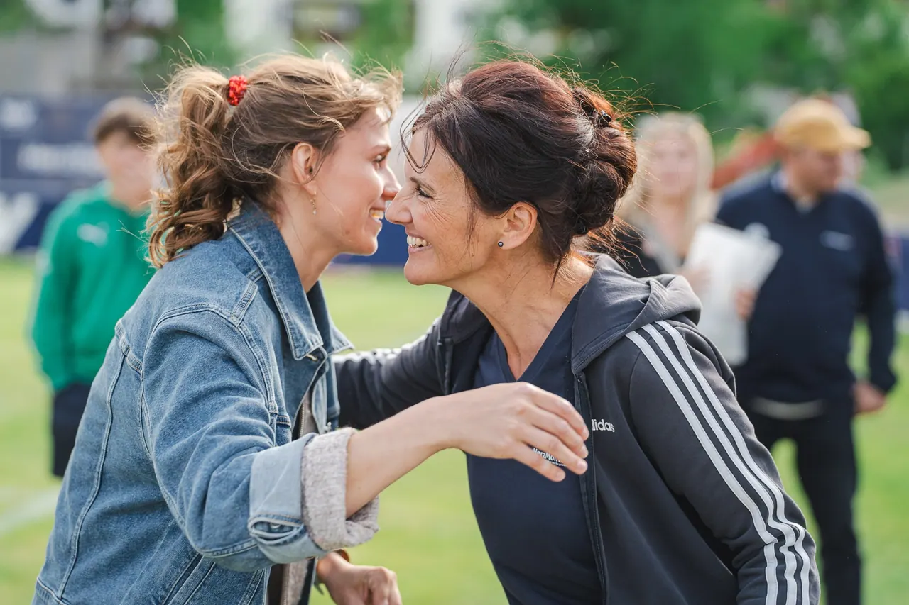 R+V Herzmomente 2025 — Herzliche Begrüßung zwischen zwei Frauen auf dem Spielfeld