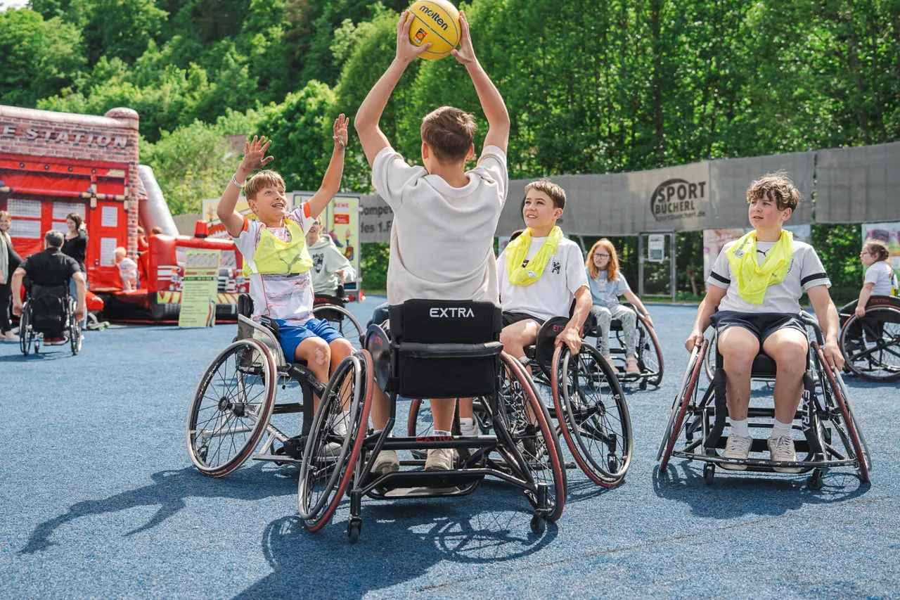 R+V Herzmomente 2025 — Rollstuhl-Basketball-Team beim Spielzug auf dem Court