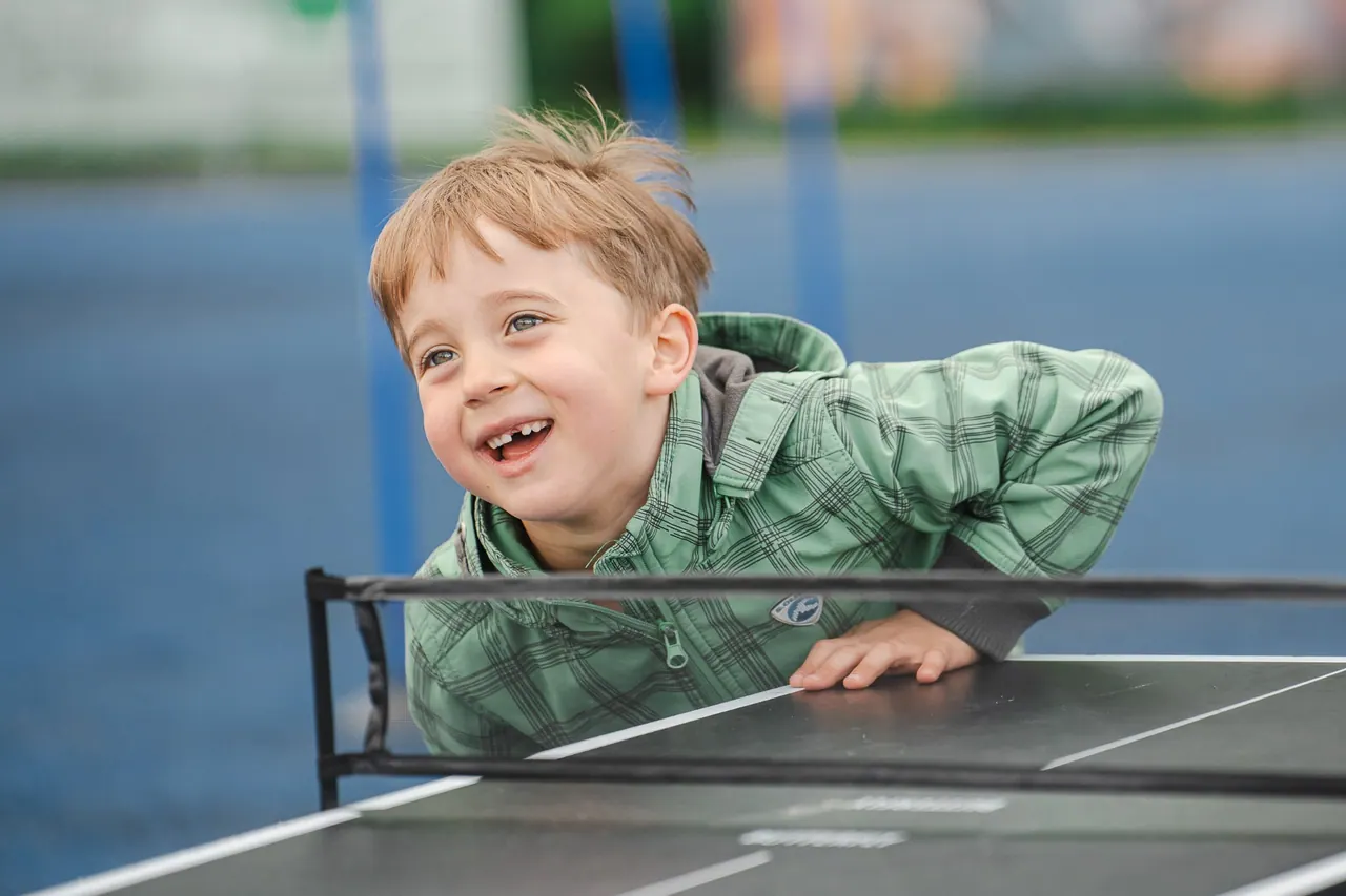 R+V Herzmomente 2025 — Lachendes Kind an der Tischtennisplatte