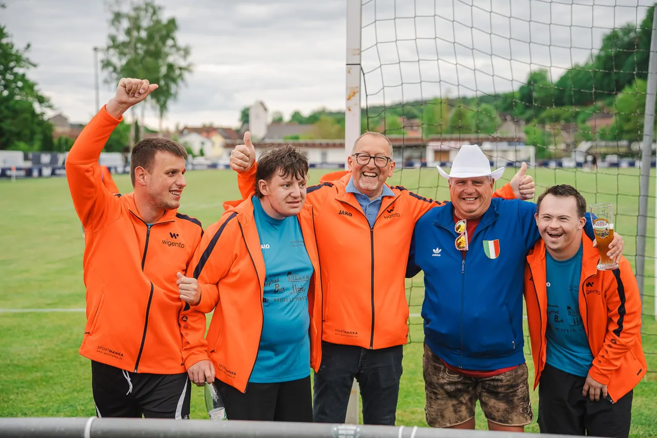 R+V Herzmomente 2025 — Gruppenfoto mit Daumen hoch im Fußballtor