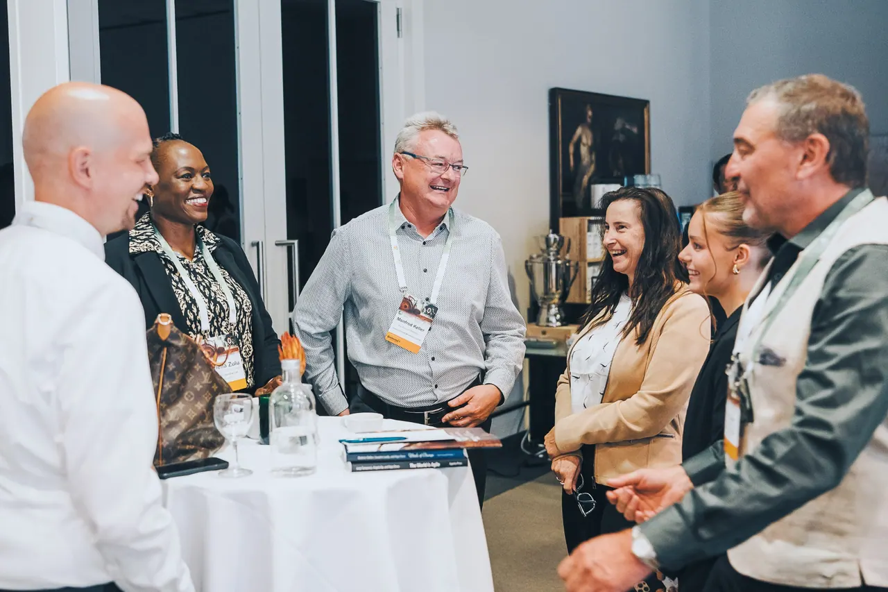 Agritech - Berlin Institute — Networking-Runde mit lachenden Gästen am Stehtisch