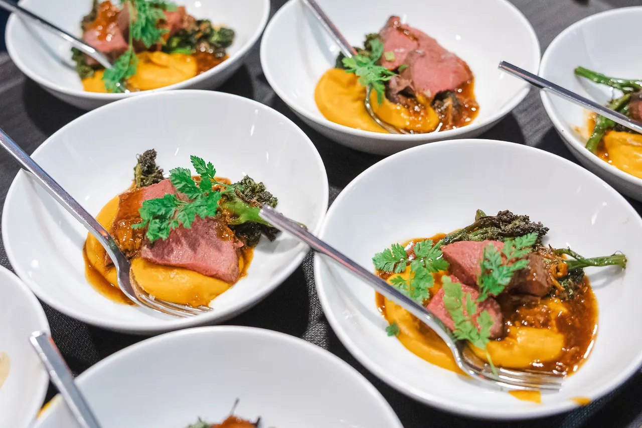 Agritech - Berlin Institute — Fine-Dining-Detailaufnahme mit Rinderfilet auf Karottenpüree