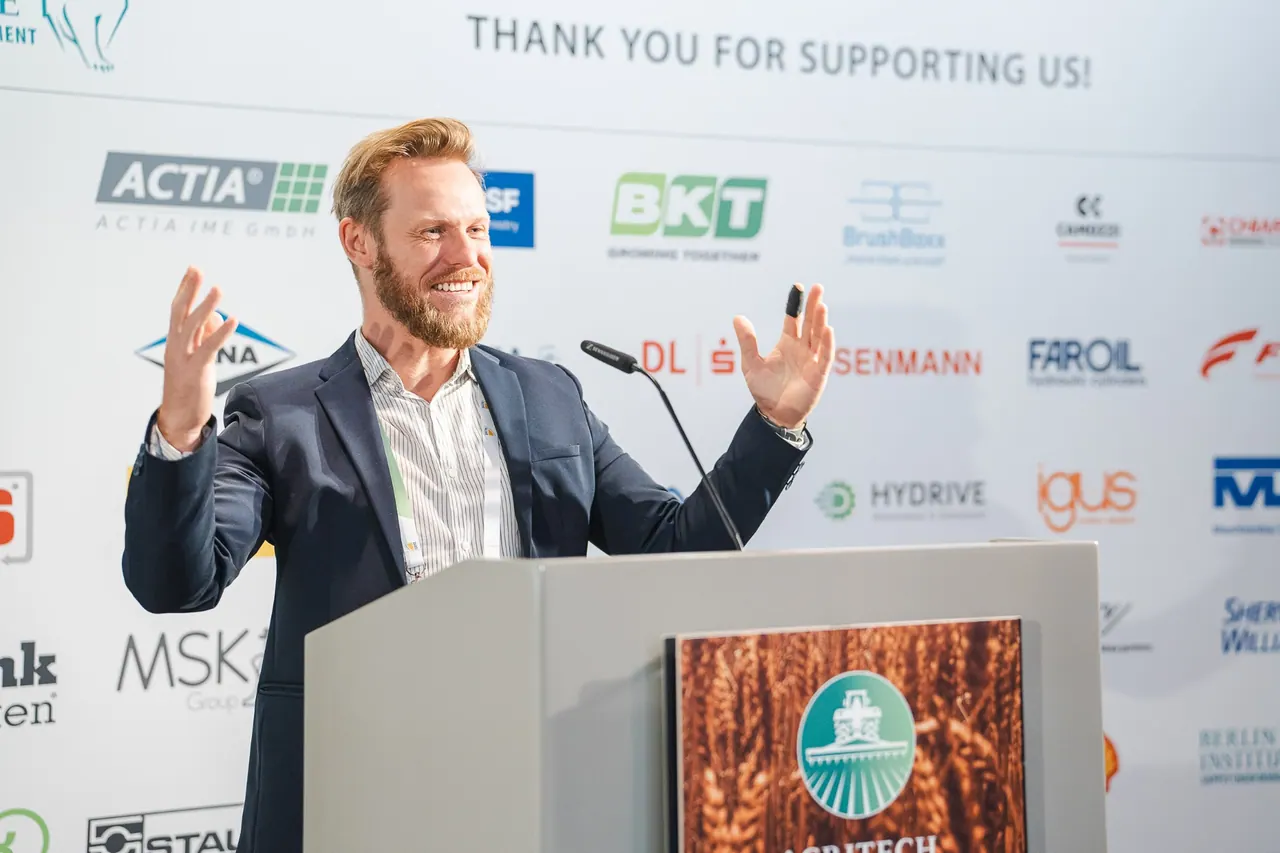 Agritech - Berlin Institute — Speaker am Rednerpult vor Sponsoren-Wand 'Thank You For Supporting Us'