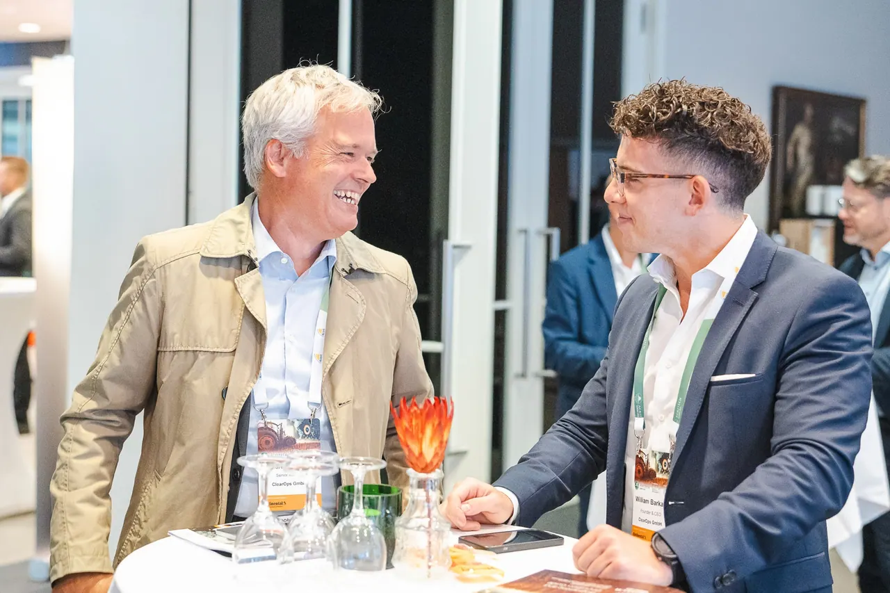 Agritech - Berlin Institute — Zwei Teilnehmer im lockeren Networking-Gespräch am Stehtisch