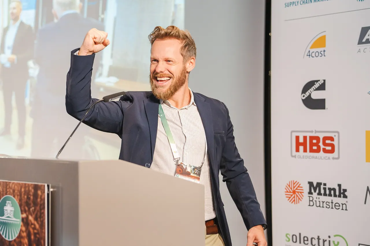 Agritech - Berlin Institute — Speaker mit erhobener Faust und begeistertem Lachen am Pult