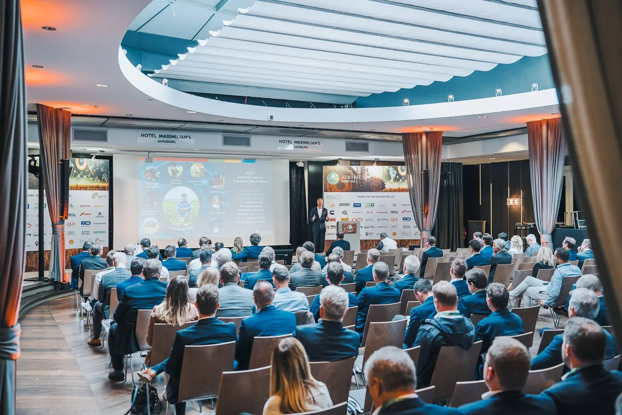 Agritech - Berlin Institute — Weitwinkel des Konferenzsaals mit Publikum vor AGCO-Präsentation