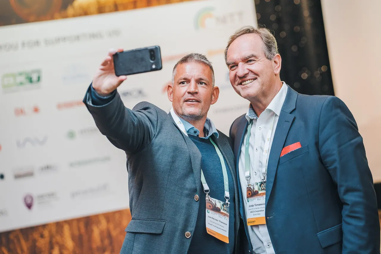Agritech - Berlin Institute — Zwei Teilnehmer machen ein Selfie vor der Sponsoren-Wand