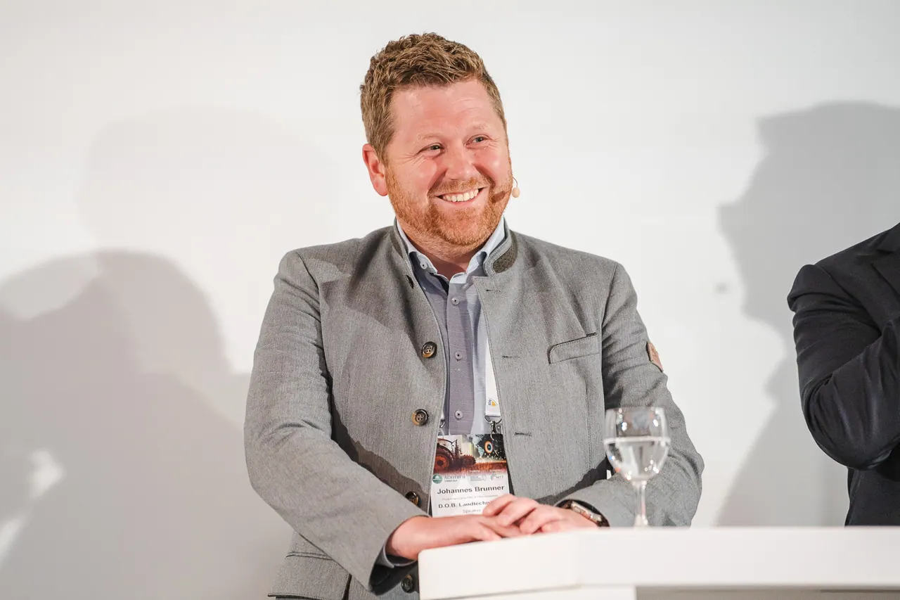 Agritech - Berlin Institute — Speaker im Trachtensakko lacht während der Panel-Diskussion