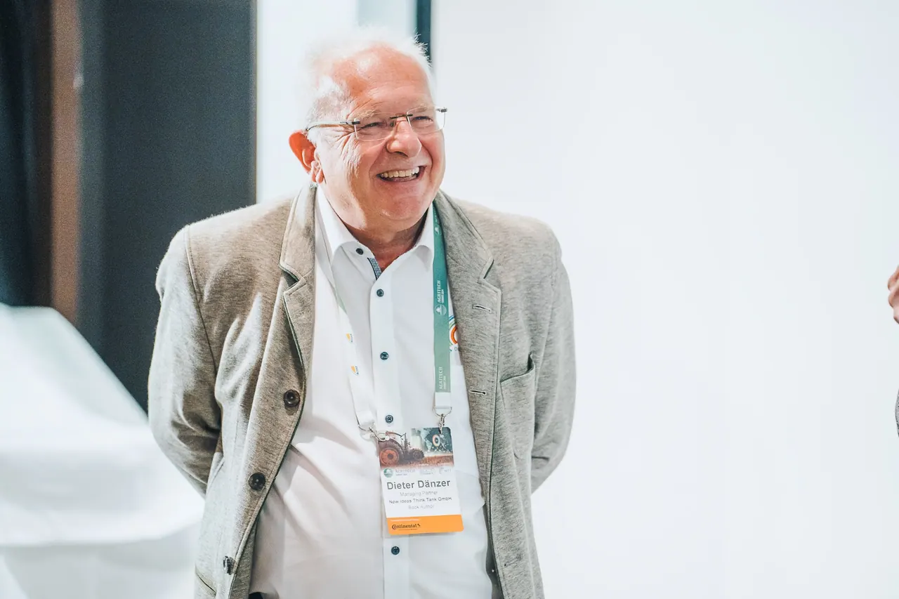 Agritech - Berlin Institute — Lachender Teilnehmer mit Brille im hellen Foyer