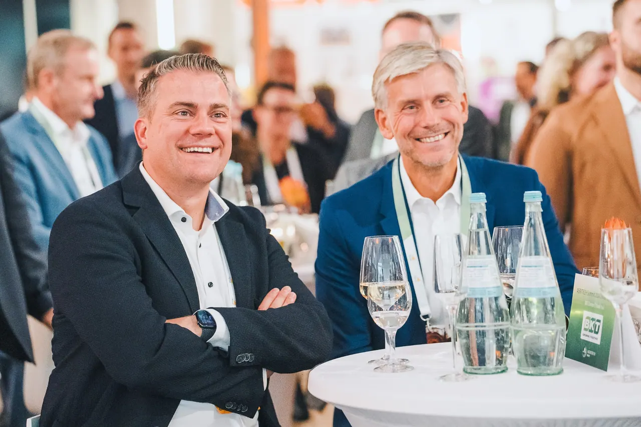 Agritech - Berlin Institute — Zwei lachende Gäste am Stehtisch beim abendlichen Get-Together