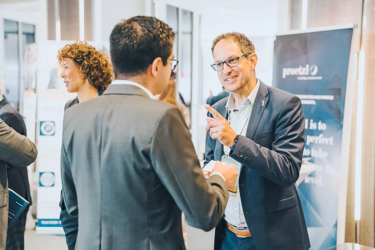 Agritech - Berlin Institute — Engagierte Diskussion am Messestand mit Gestik