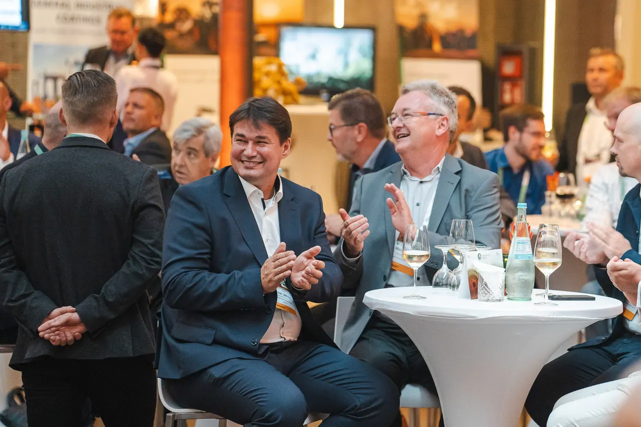 Agritech - Berlin Institute — Applaudierende Teilnehmer an Stehtischen während der Veranstaltung
