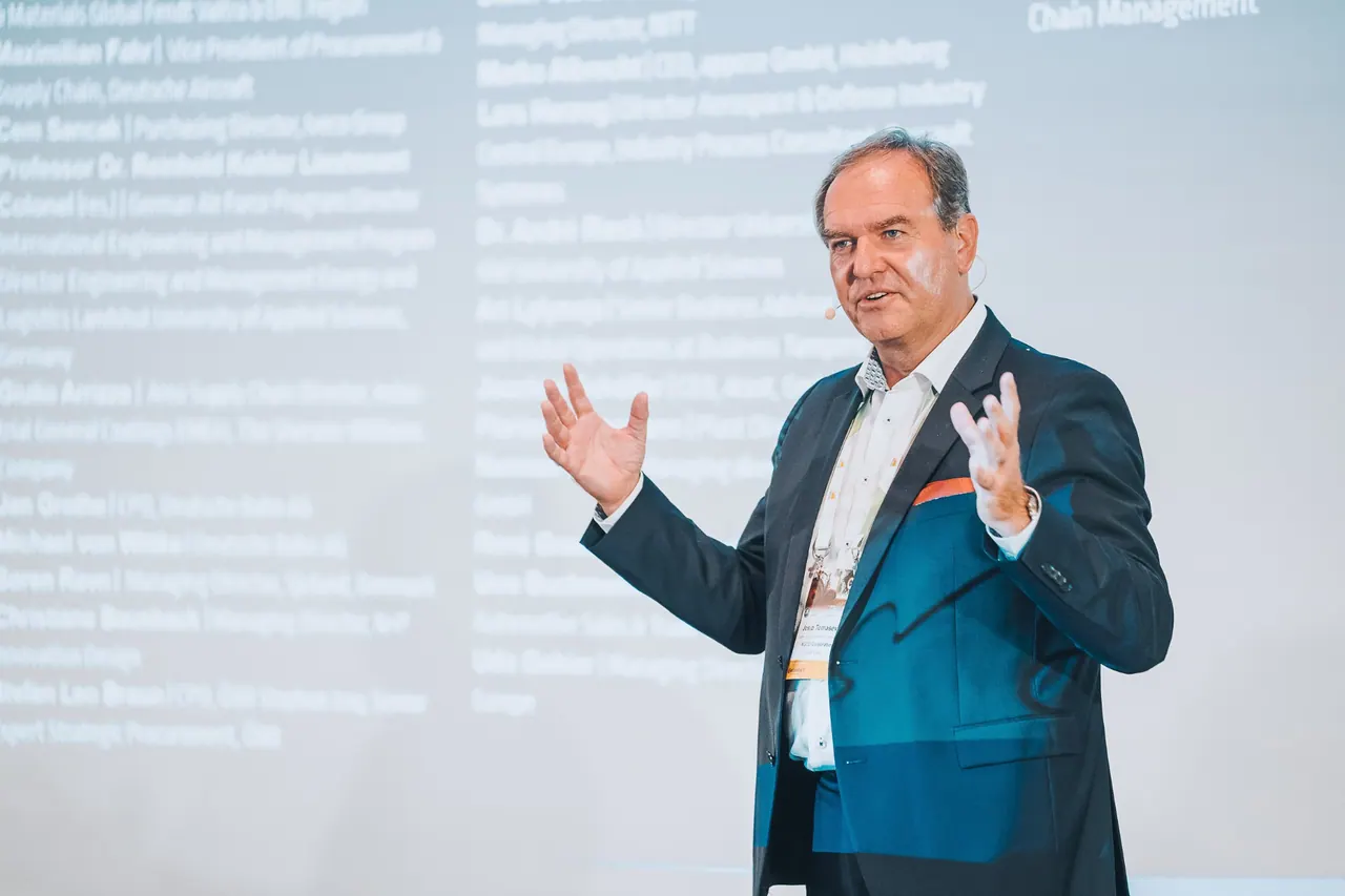 Agritech - Berlin Institute — Speaker auf der Bühne vor Projektion mit Teilnehmer-Liste
