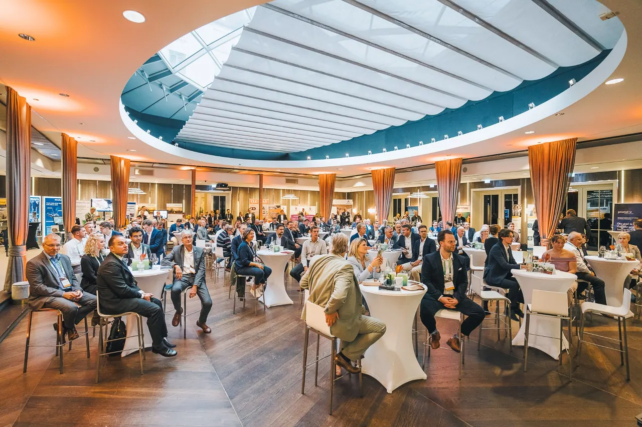 Agritech - Berlin Institute — Weitwinkel-Aufnahme des Konferenzsaals mit Publikum unter Glaskuppel