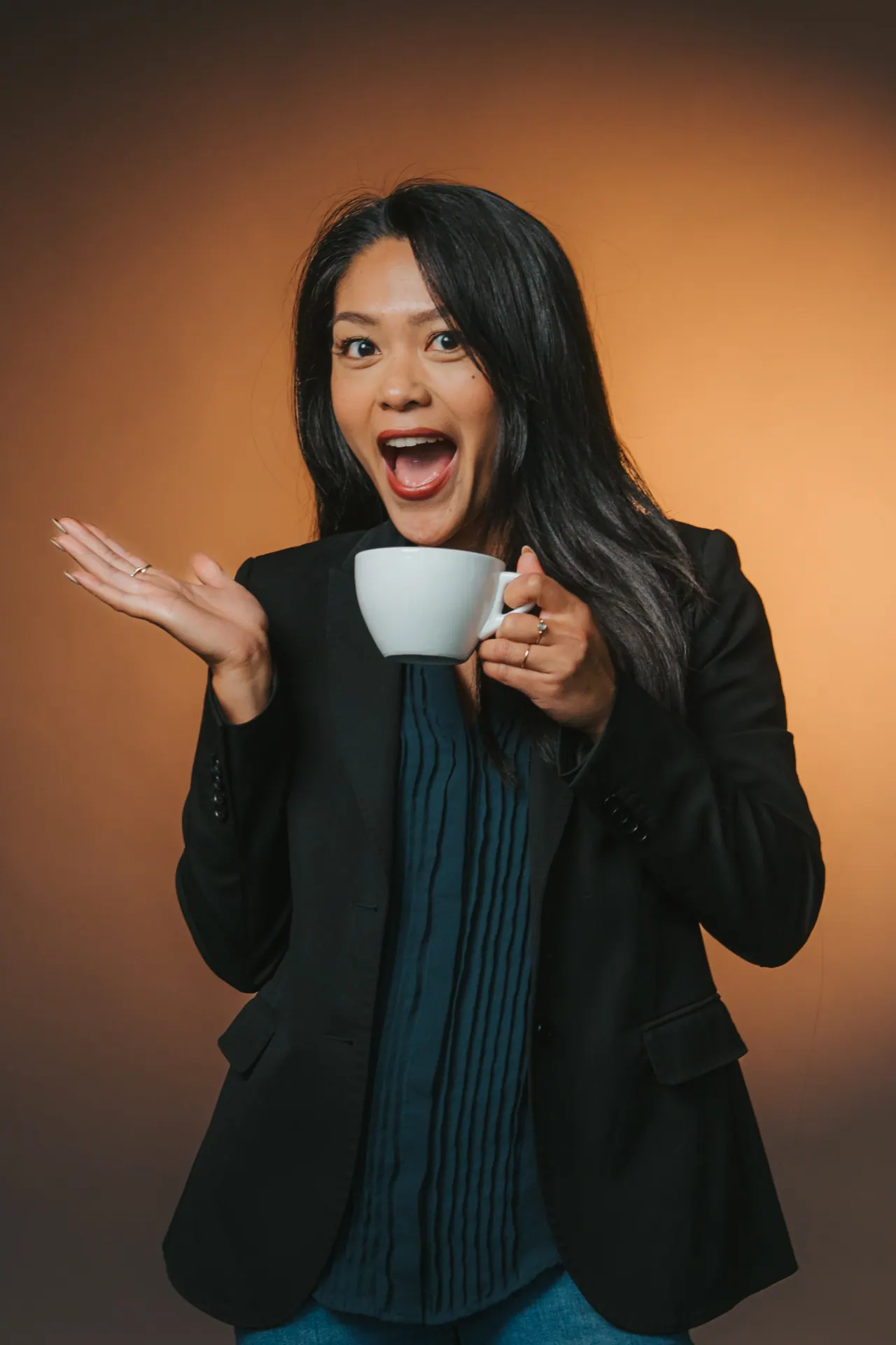 Ecosystem8 — Mitarbeiterin mit Kaffeetasse
