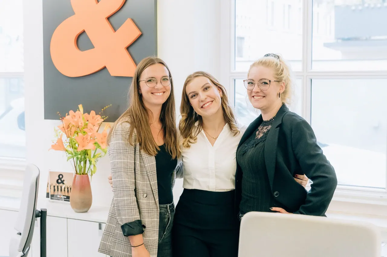 Mitarbeiterfotos — Ott & Partner Team-Portrait im Büro