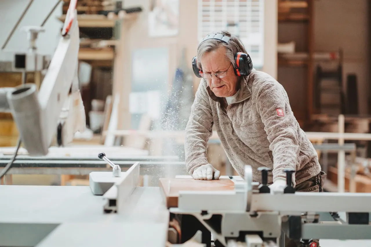 Mitarbeiterfotos — Schreiner an der Werkbank