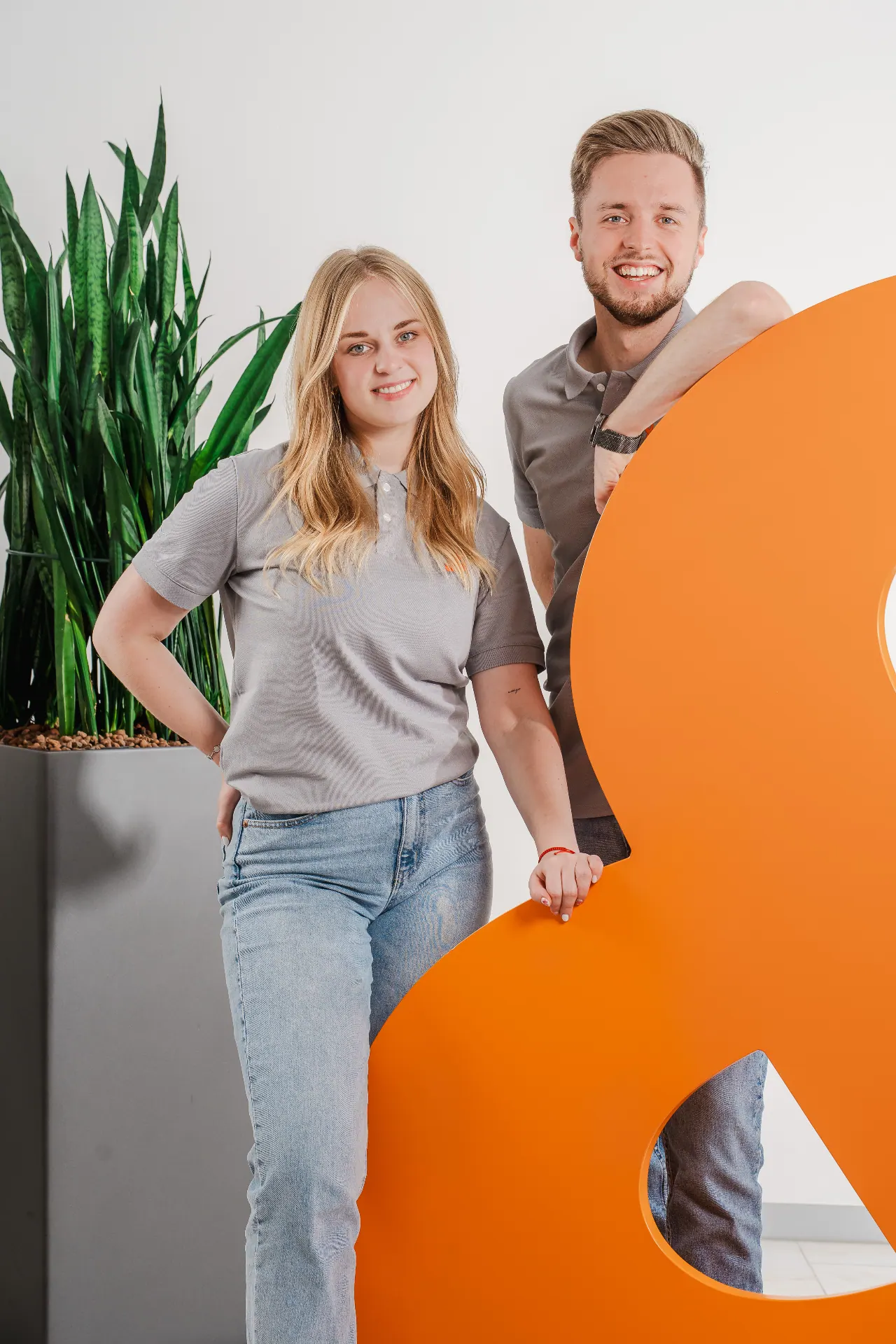 Ott & Partner — Kolleg:innen mit Logo