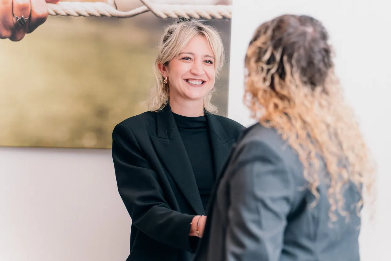 Ott & Partner — Gespräch im Büro