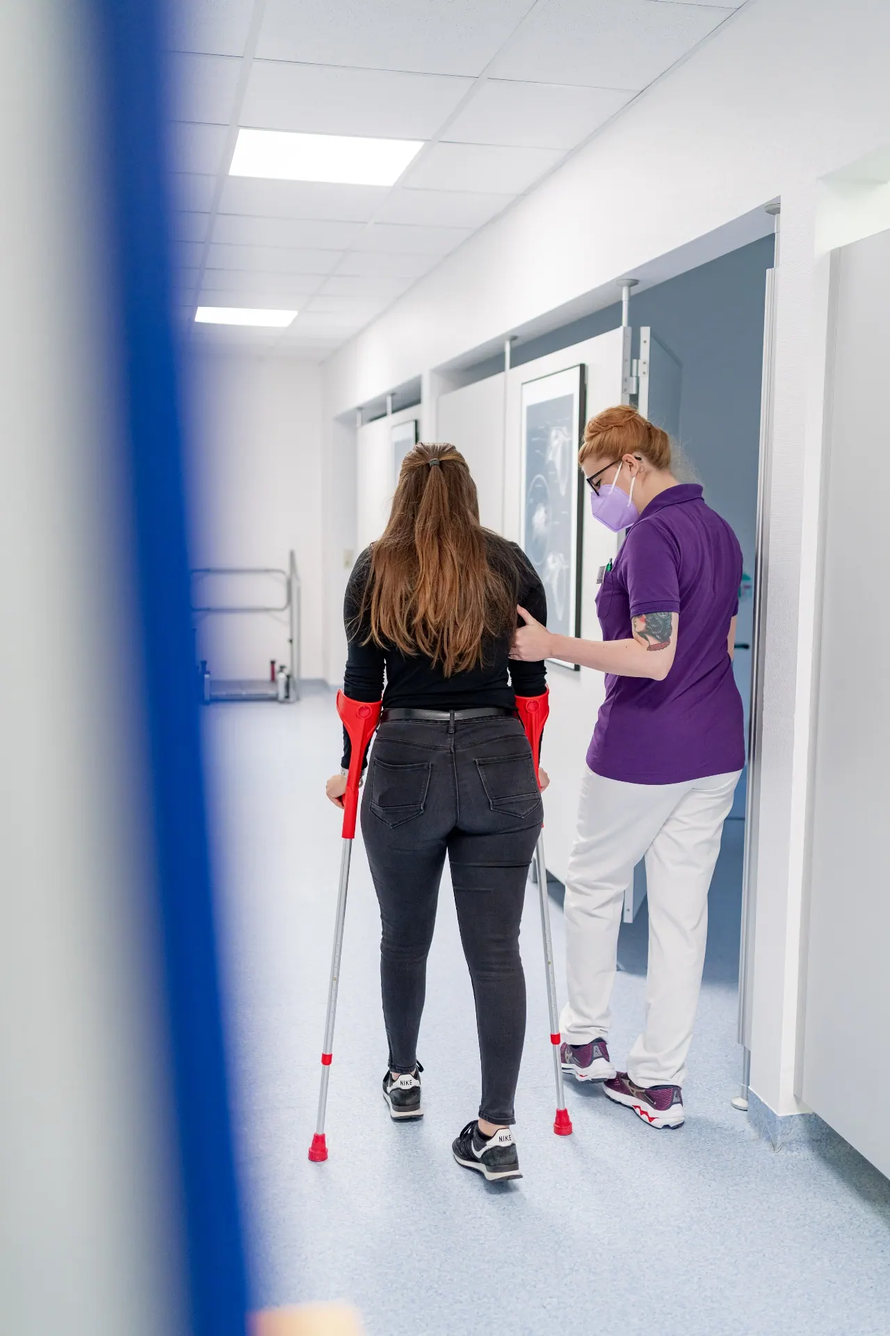 Wertachkliniken — Pflegekraft begleitet Patientin