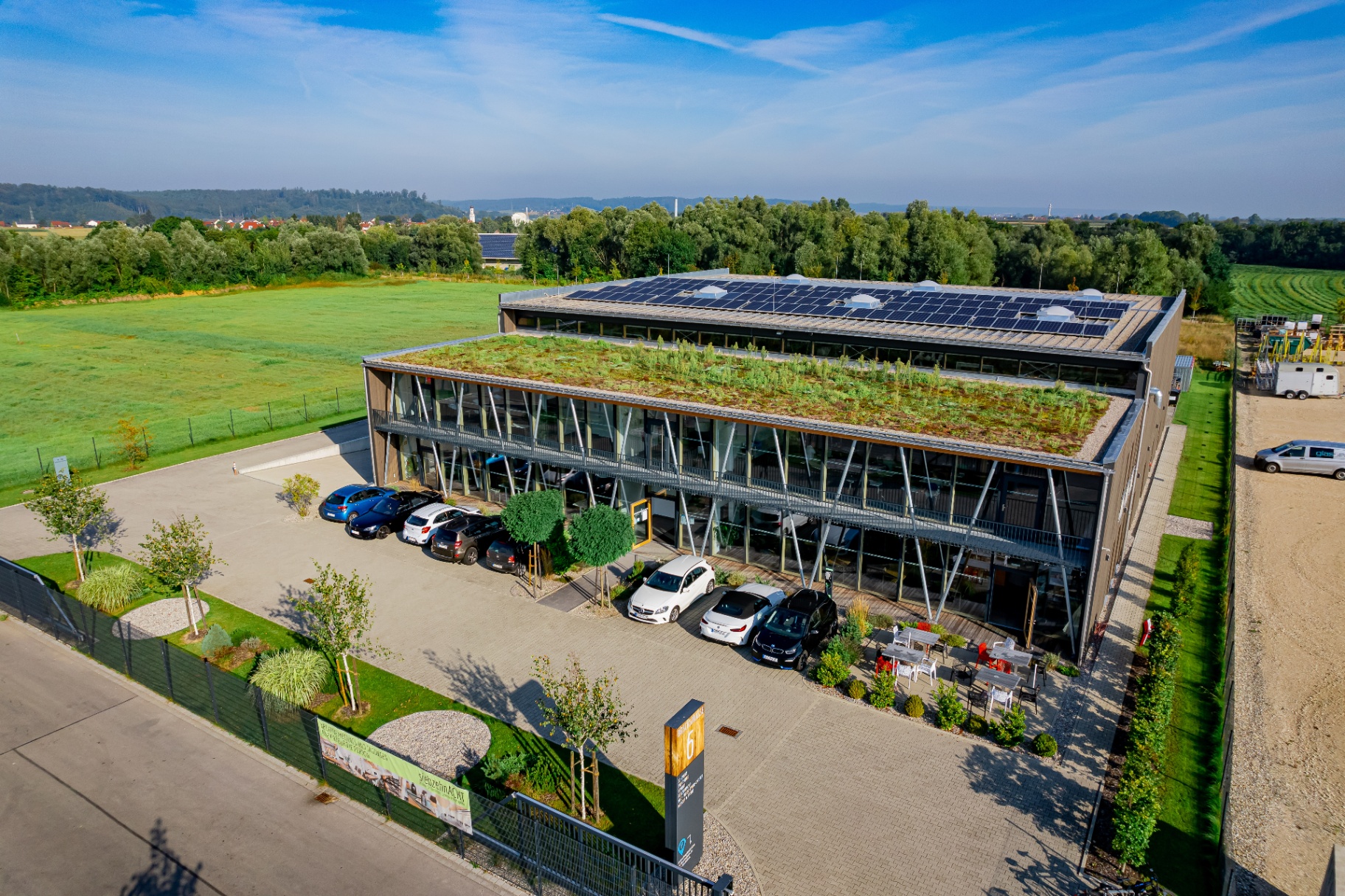Luftaufnahme des Ecosystem8-Standorts in Neusäß bei Augsburg — Studio mit Gründach, Photovoltaik und Innenhof.